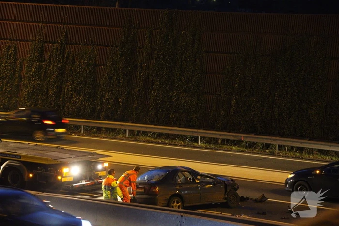 Auto over de kop na aanrijding