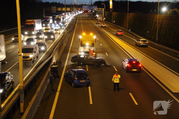 Auto over de kop na aanrijding