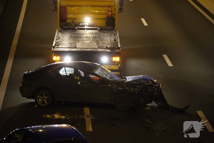 Auto over de kop na aanrijding