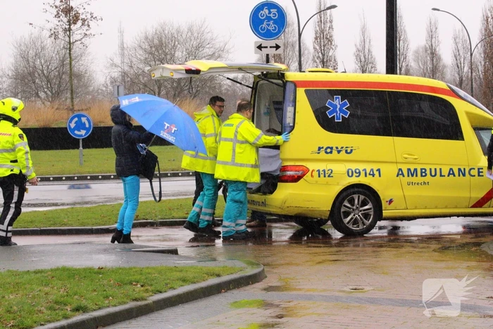 Automobilist botst met overstekende fietsster