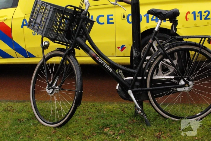 Automobilist botst met overstekende fietsster