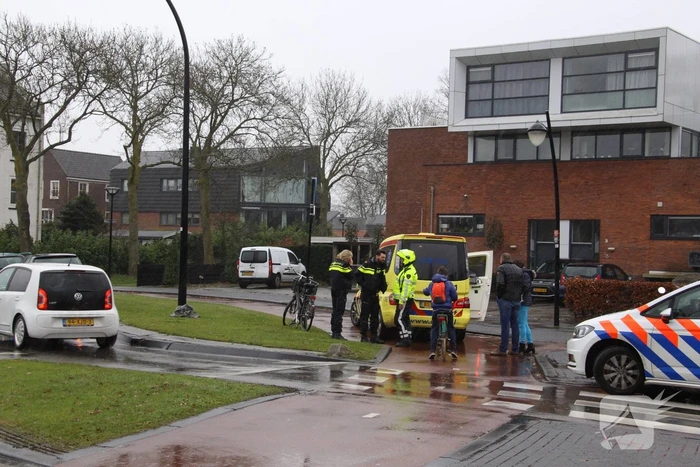 Automobilist botst met overstekende fietsster