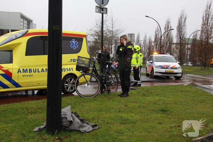Automobilist botst met overstekende fietsster