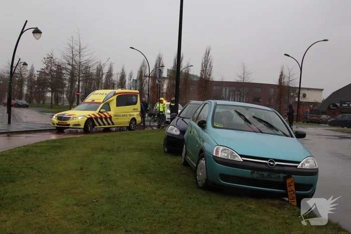 Automobilist botst met overstekende fietsster
