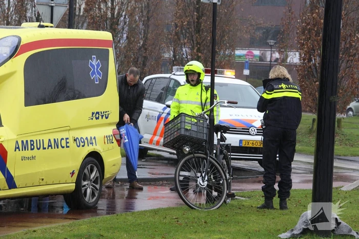 Automobilist botst met overstekende fietsster