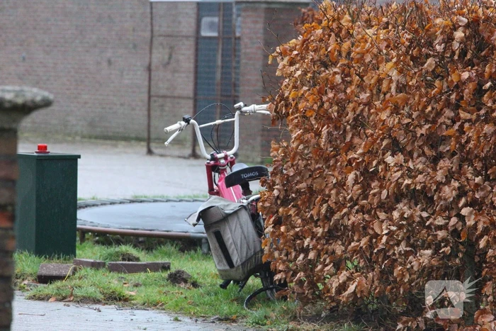 Automobilist rijdt snorscooter aan en slaat op de vlucht
