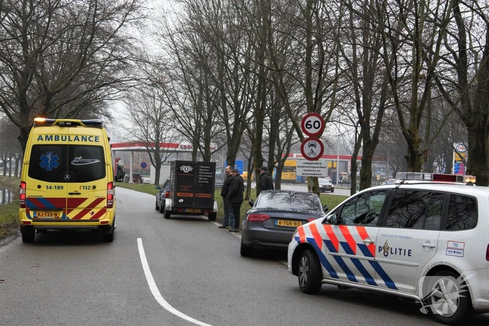 Harley-Davidson rijder gaat onderuit op rotonde