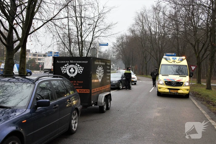 Harley-Davidson rijder gaat onderuit op rotonde