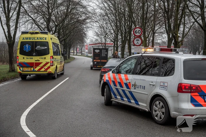 Harley-Davidson rijder gaat onderuit op rotonde