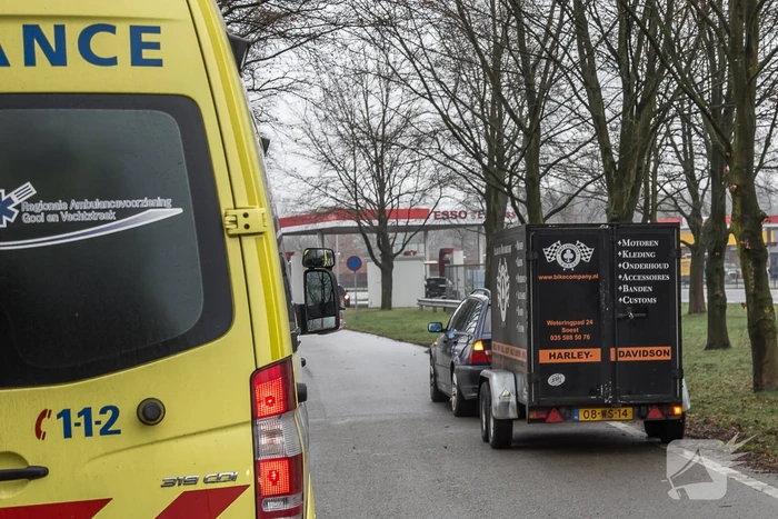 Harley-Davidson rijder gaat onderuit op rotonde