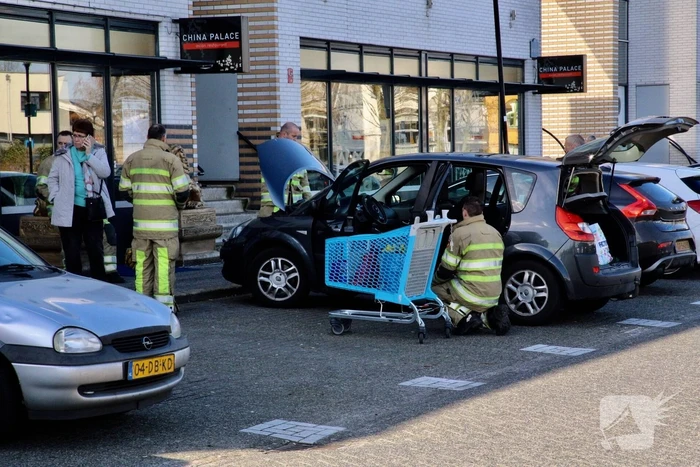 Brandlucht in geparkeerde auto