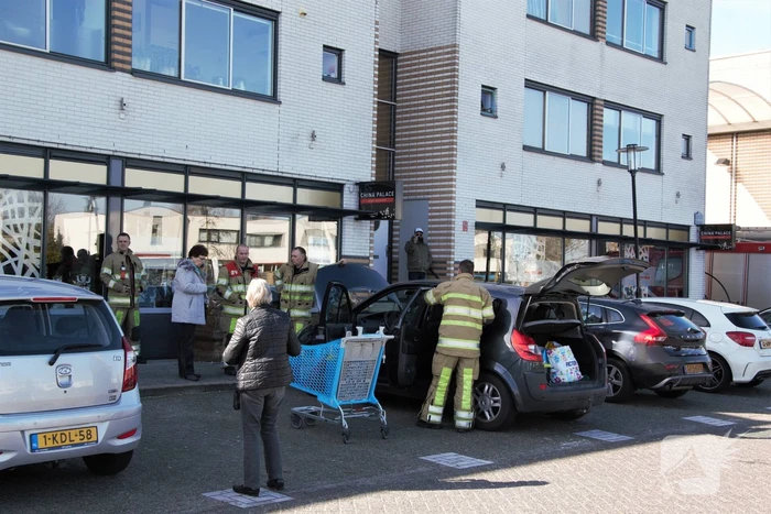 Brandlucht in geparkeerde auto