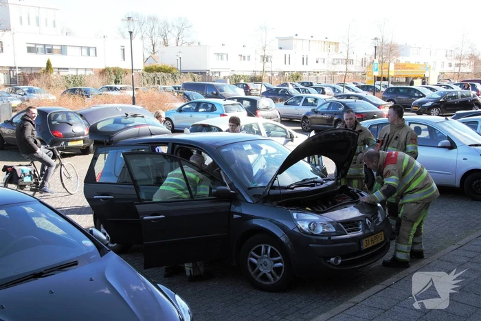 Brandlucht in geparkeerde auto