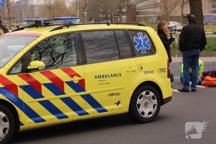 Overstekende fietser aangereden door auto