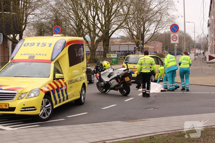 Overstekende fietser aangereden door auto