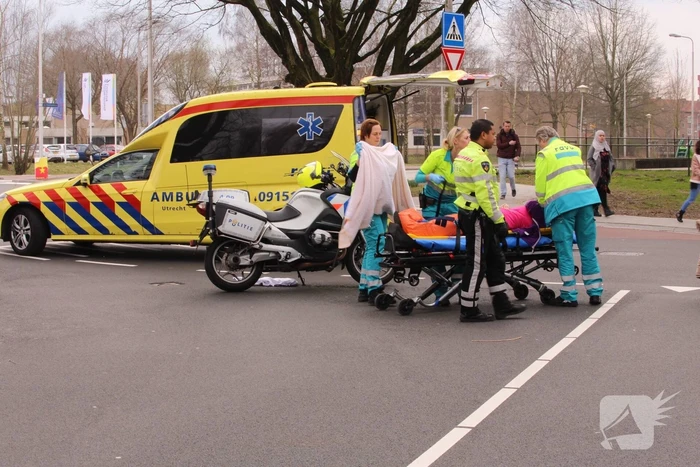 Overstekende fietser aangereden door auto