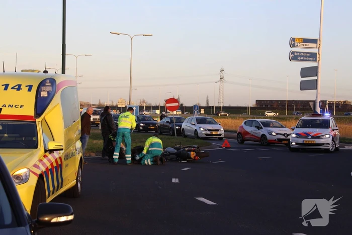 Motorrijder aangetikt op rotonde