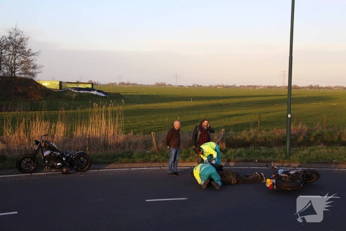 Motorrijder aangetikt op rotonde