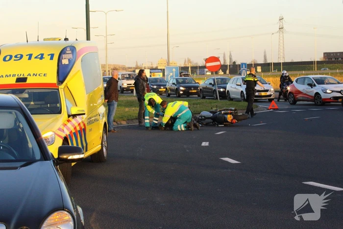 Motorrijder aangetikt op rotonde