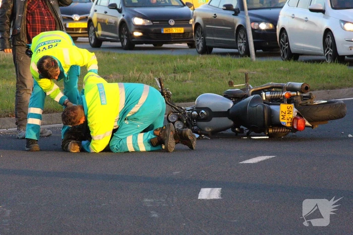 Motorrijder aangetikt op rotonde
