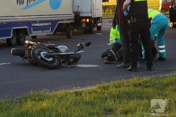 Motorrijder aangetikt op rotonde