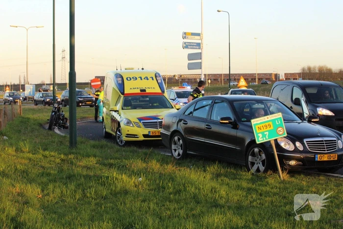 Motorrijder aangetikt op rotonde
