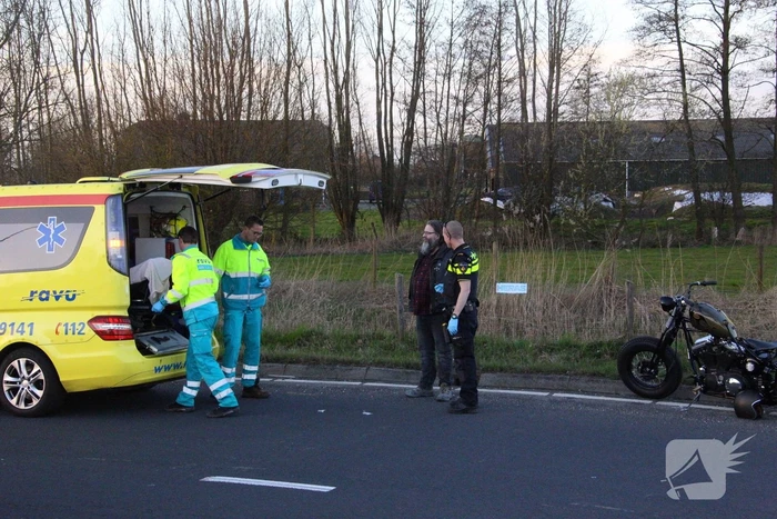 Motorrijder aangetikt op rotonde