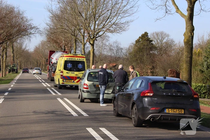 Drie auto's botsen op elkaar door afslaande vrachtwagen