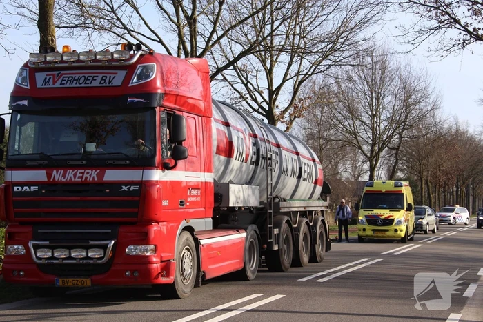Drie auto's botsen op elkaar door afslaande vrachtwagen