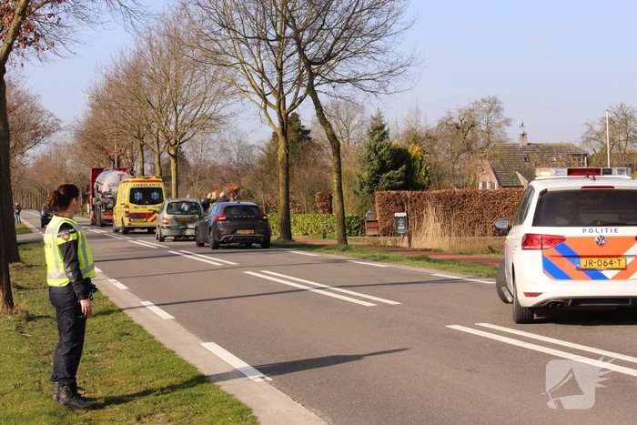 Drie auto's botsen op elkaar door afslaande vrachtwagen
