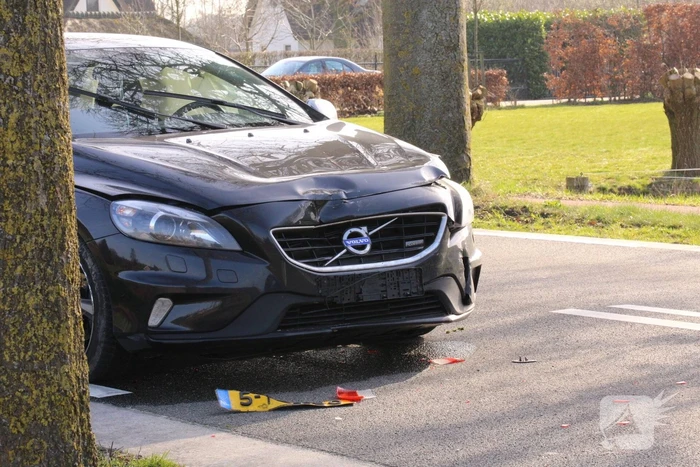 Drie auto's botsen op elkaar door afslaande vrachtwagen