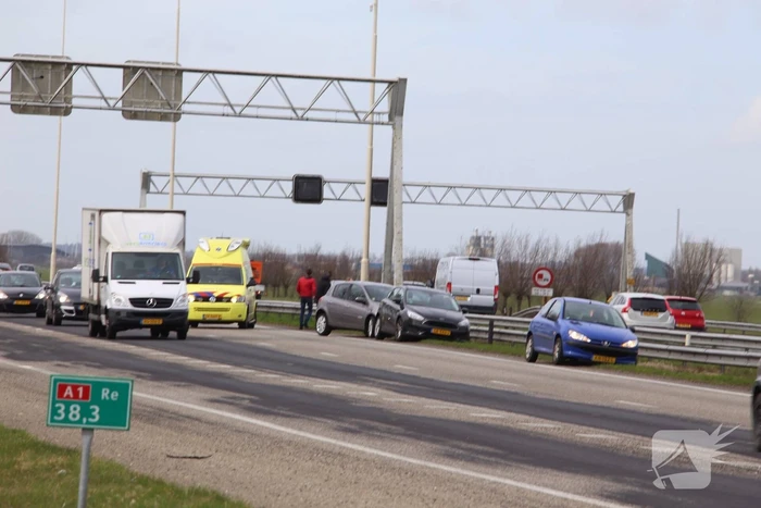 Auto duikt vangrail in