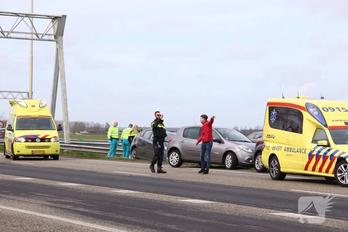Auto duikt vangrail in