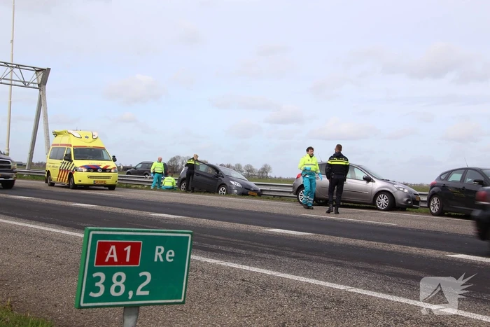 Auto duikt vangrail in