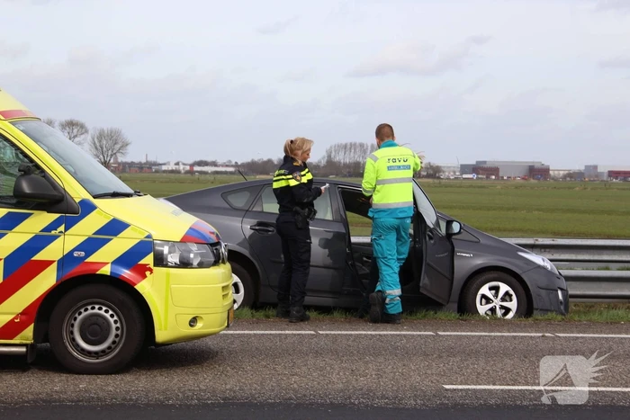 Auto duikt vangrail in