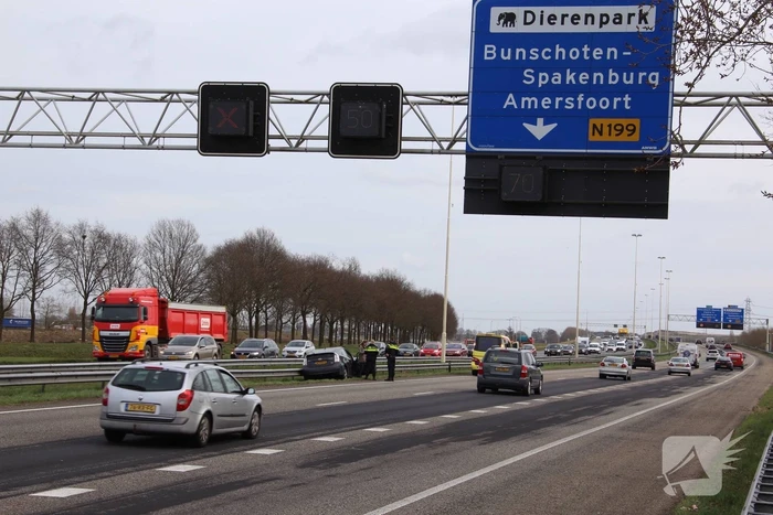 Auto duikt vangrail in