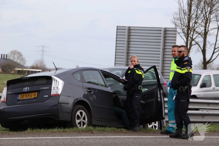 Auto duikt vangrail in