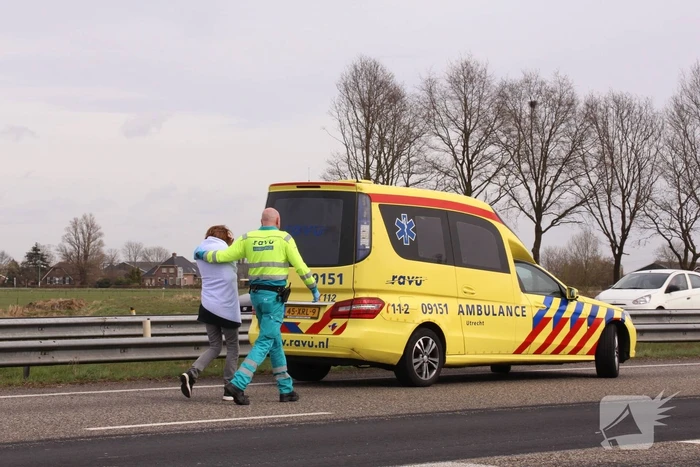Auto duikt vangrail in