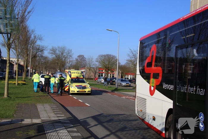 Fietser botst op stilstaande bus