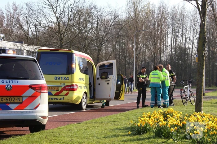 Fietser botst op stilstaande bus