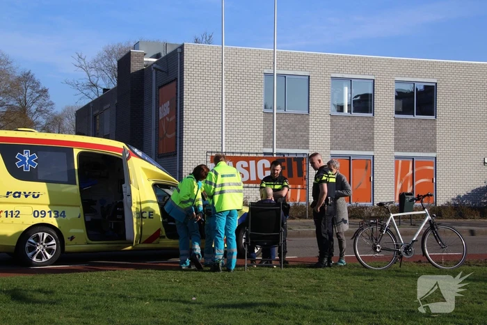 Fietser botst op stilstaande bus