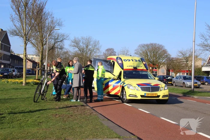 Fietser botst op stilstaande bus