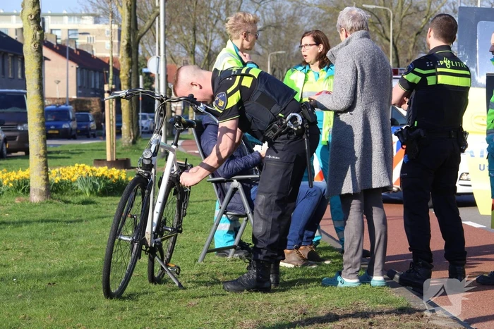 Fietser botst op stilstaande bus