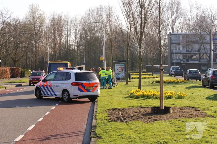Fietser botst op stilstaande bus