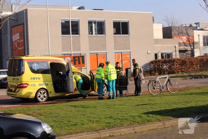 Fietser botst op stilstaande bus