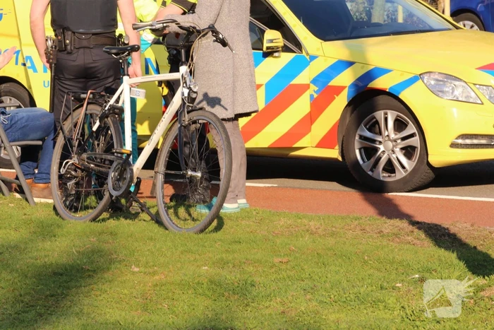 Fietser botst op stilstaande bus