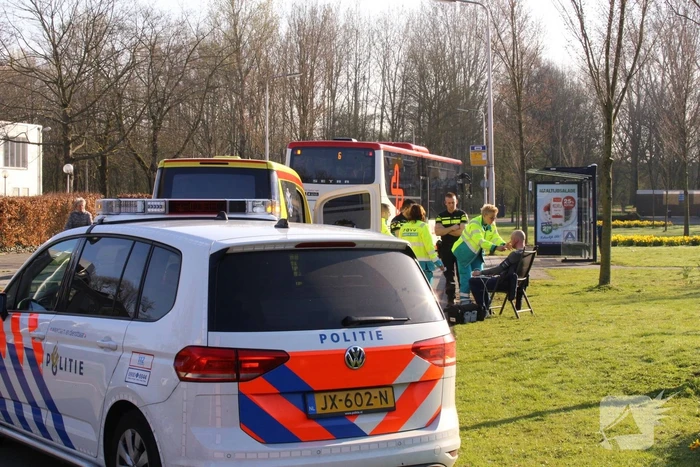 Fietser botst op stilstaande bus