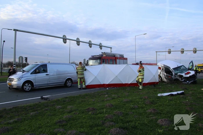 Dode en meerdere gewonden bij ernstig verkeersongeval