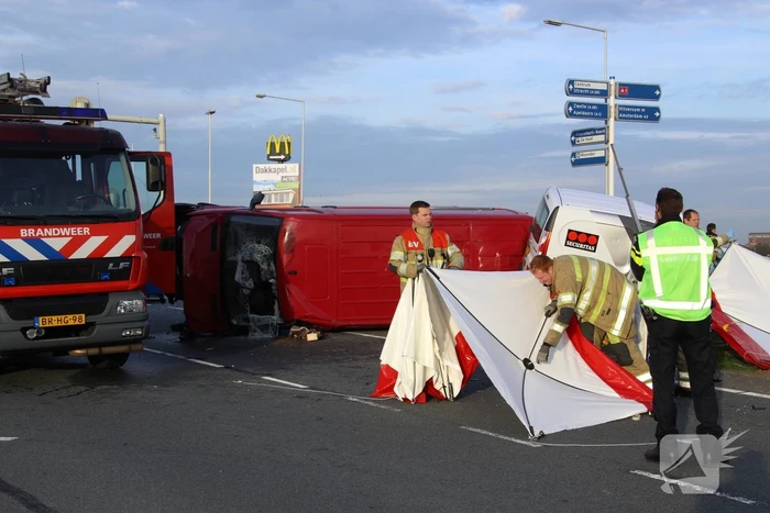 Dode en meerdere gewonden bij ernstig verkeersongeval