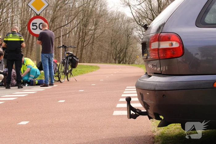 Fietsster gewond na botsing met auto